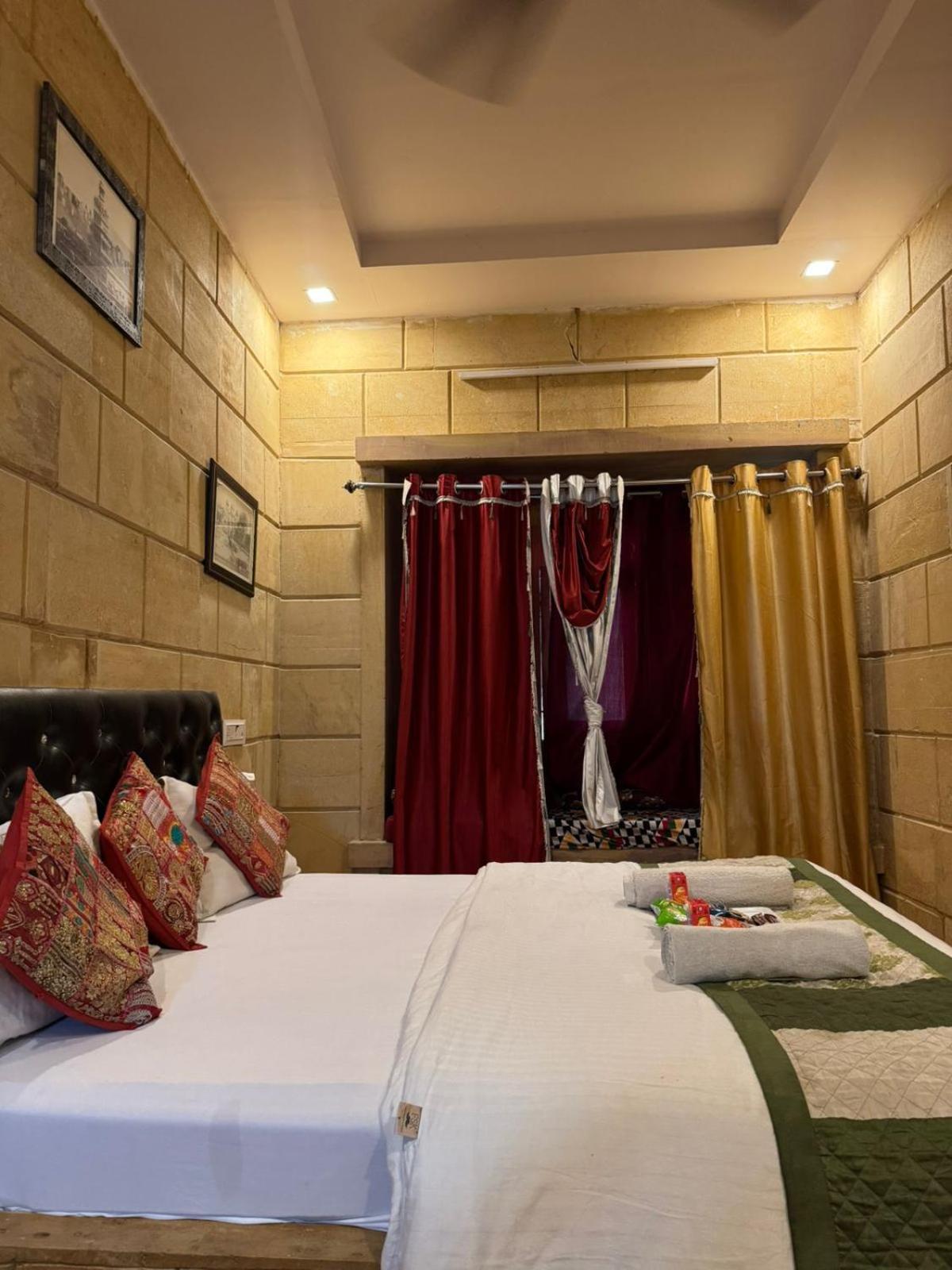 Hotel Jaswant Palace ไจซัลเมอร์ ภายนอก รูปภาพ